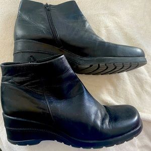 Liz flex black leather ankle boots.  Size 10. Great design. Fun look. Cool heels